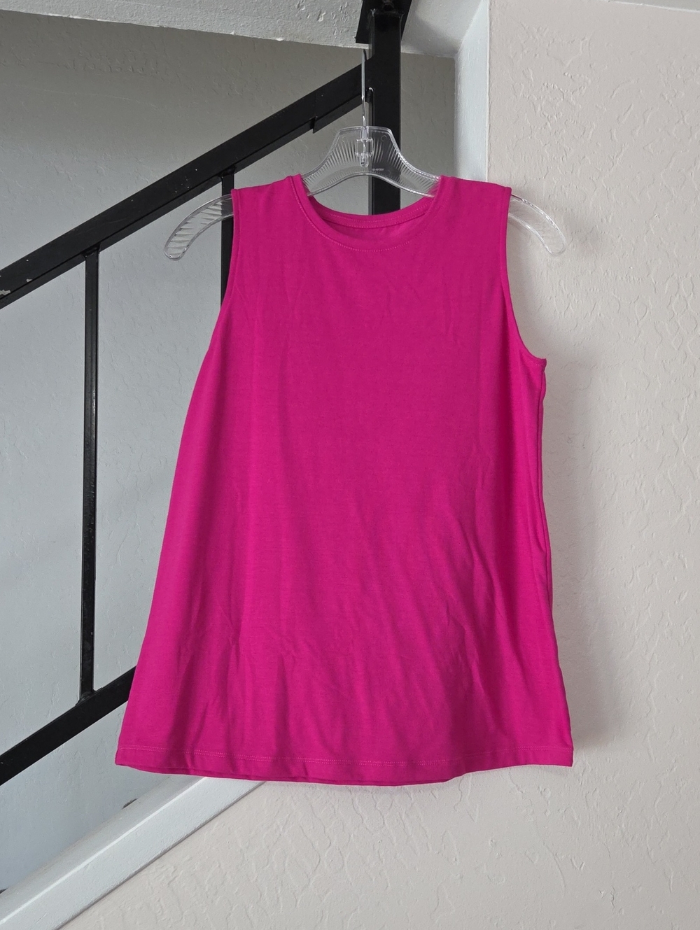 Nine West Sleeveless Crewneck Muscle Tank in Bright Fuchsia Size S